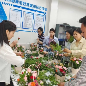 巩义市杜甫路街道开展母亲节插花暨巾帼志愿者团建活动