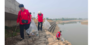 巩义爱心桥志愿者沿河捡拾垃圾 迎接世界地球日
